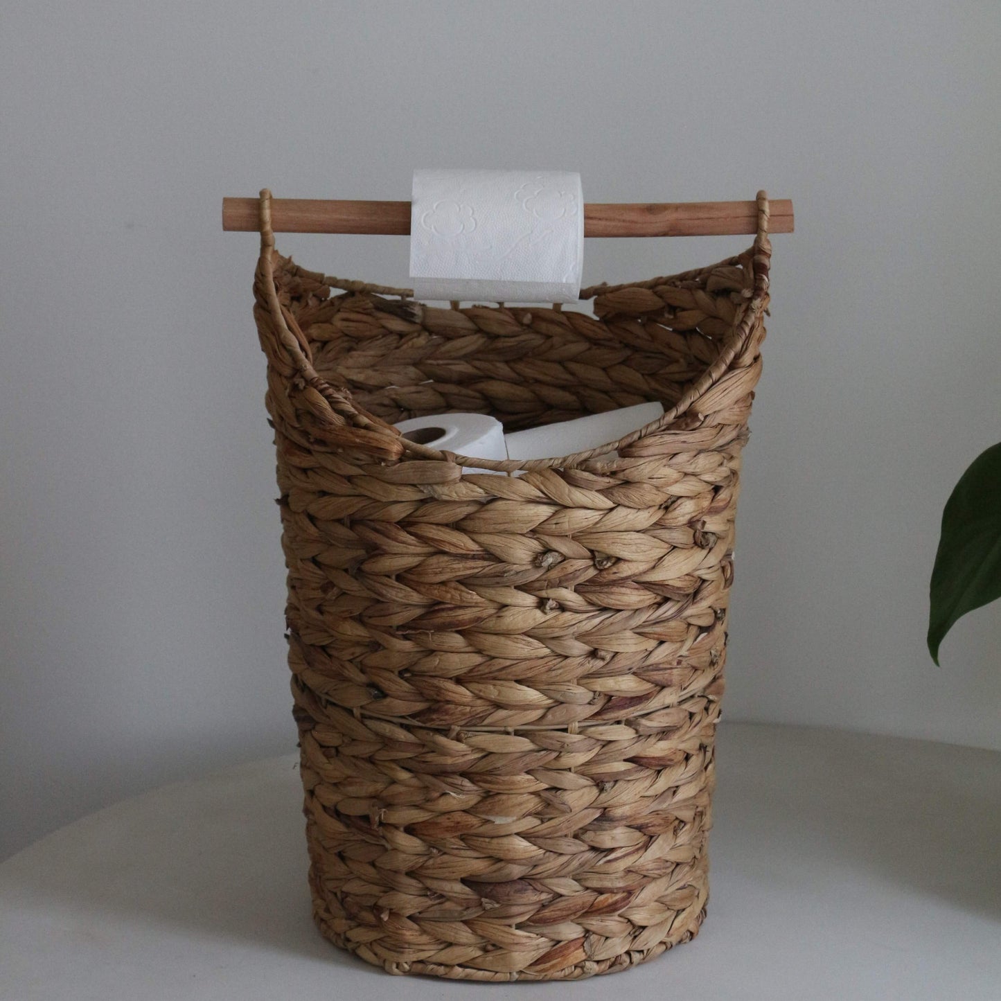 Toiletrulleholder med Kurv i Vandhyacint - H44 cm