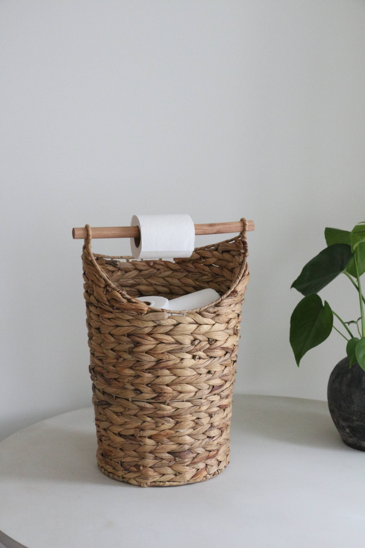 Toiletrulleholder med Kurv i Vandhyacint - H44 cm